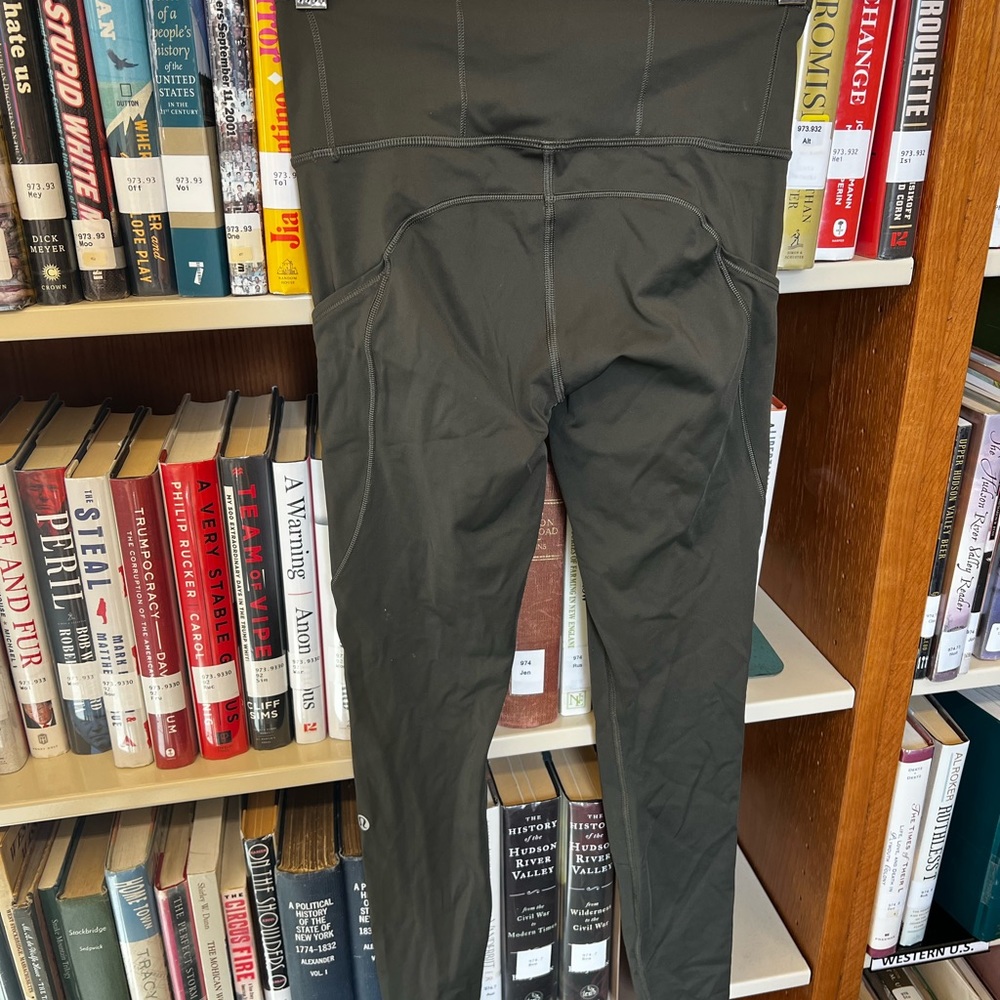 Lululemon Wundertrain crop with pockets 23” size 4 OLIVE GREEN